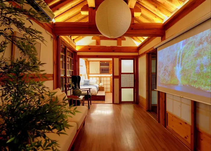 #서촌전통한옥독채 #seochon Hanok Privatehouse #4br2ba #9guests #4min Walk Gyeongbokgungstation #bukchon #gwanghwamun #gyeongbokgung #명동 Seul