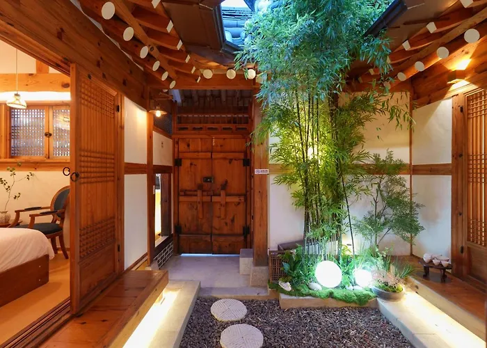 #서촌전통한옥독채 #seochon Hanok Privatehouse #4br2ba #9guests #4min Walk Gyeongbokgungstation #bukchon #gwanghwamun #gyeongbokgung #명동