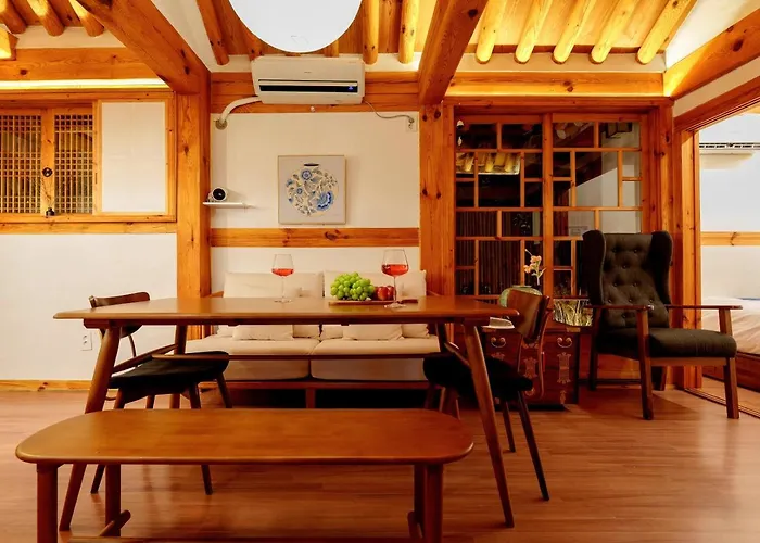 #서촌전통한옥독채 #seochon Hanok Privatehouse #4br2ba #9guests #4min Walk Gyeongbokgungstation #bukchon #gwanghwamun #gyeongbokgung #명동 Villa *