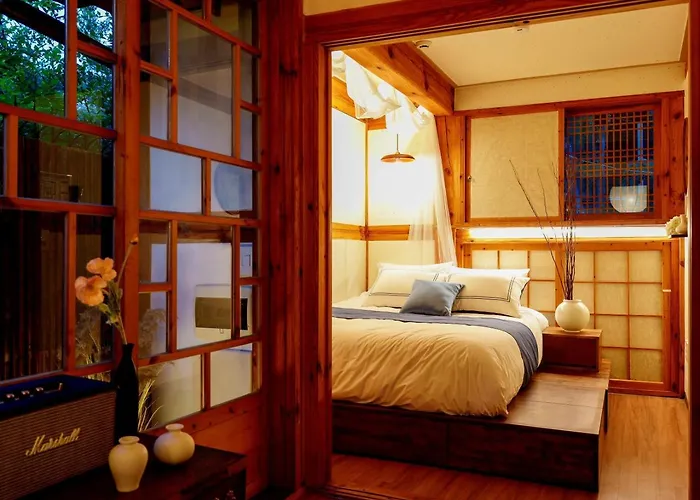 #서촌전통한옥독채 #seochon Hanok Privatehouse #4br2ba #9guests #4min Walk Gyeongbokgungstation #bukchon #gwanghwamun #gyeongbokgung #명동