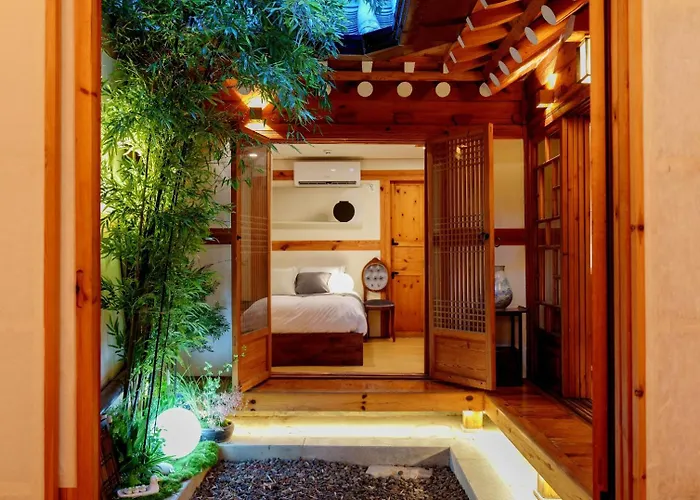 #서촌전통한옥독채 #seochon Hanok Privatehouse #4br2ba #9guests #4min Walk Gyeongbokgungstation #bukchon #gwanghwamun #gyeongbokgung #명동 *