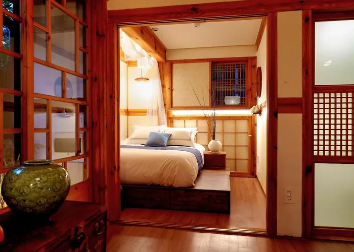 #서촌전통한옥독채 #seochon Hanok Privatehouse #4br2ba #9guests #4min Walk Gyeongbokgungstation #bukchon #gwanghwamun #gyeongbokgung #명동 * Seul