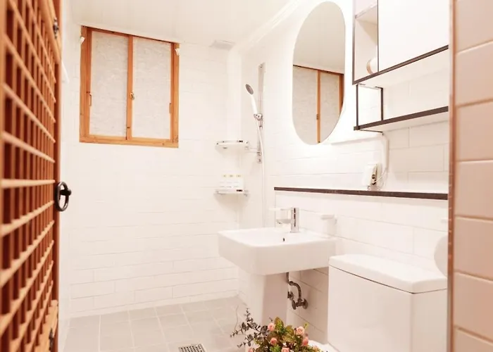 #서촌전통한옥독채 #seochon Hanok Privatehouse #4br2ba #9guests #4min Walk Gyeongbokgungstation #bukchon #gwanghwamun #gyeongbokgung #명동 Villa
