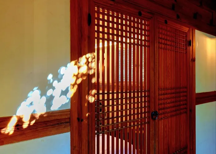 #서촌전통한옥독채 #seochon Hanok Privatehouse #4br2ba #9guests #4min Walk Gyeongbokgungstation #bukchon #gwanghwamun #gyeongbokgung #명동 *