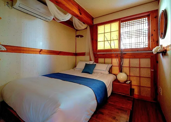 Villa #서촌전통한옥독채 #seochon Hanok Privatehouse #4br2ba #9guests #4min Walk Gyeongbokgungstation #bukchon #gwanghwamun #gyeongbokgung #명동 Seul
