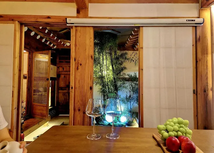 #서촌전통한옥독채 #seochon Hanok Privatehouse #4br2ba #9guests #4min Walk Gyeongbokgungstation #bukchon #gwanghwamun #gyeongbokgung #명동