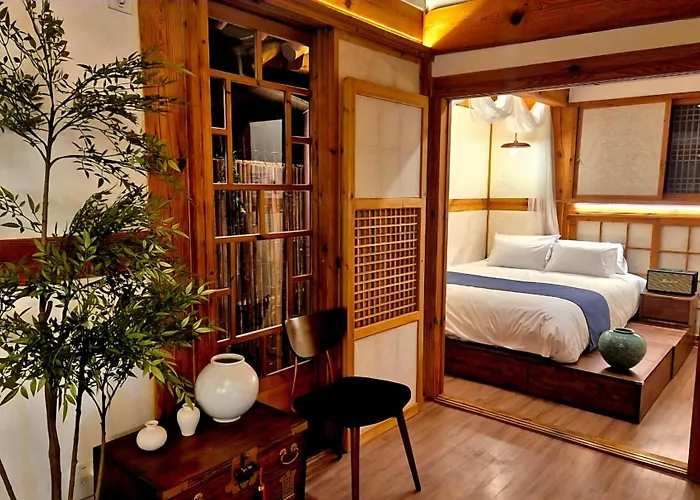 #서촌전통한옥독채 #seochon Hanok Privatehouse #4br2ba #9guests #4min Walk Gyeongbokgungstation #bukchon #gwanghwamun #gyeongbokgung #명동 Villa *