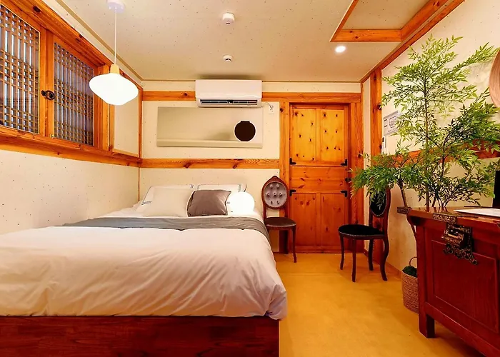 #서촌전통한옥독채 #seochon Hanok Privatehouse #4br2ba #9guests #4min Walk Gyeongbokgungstation #bukchon #gwanghwamun #gyeongbokgung #명동