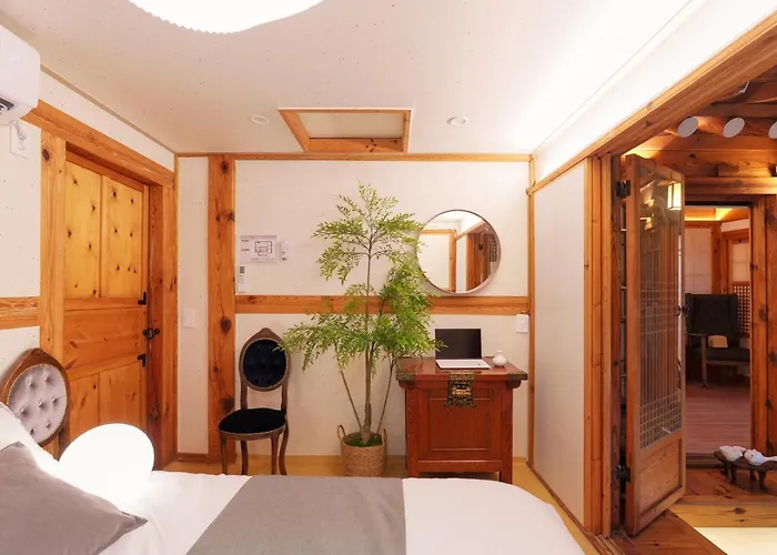 #서촌전통한옥독채 #seochon Hanok Privatehouse #4br2ba #9guests #4min Walk Gyeongbokgungstation #bukchon #gwanghwamun #gyeongbokgung #명동 Seul